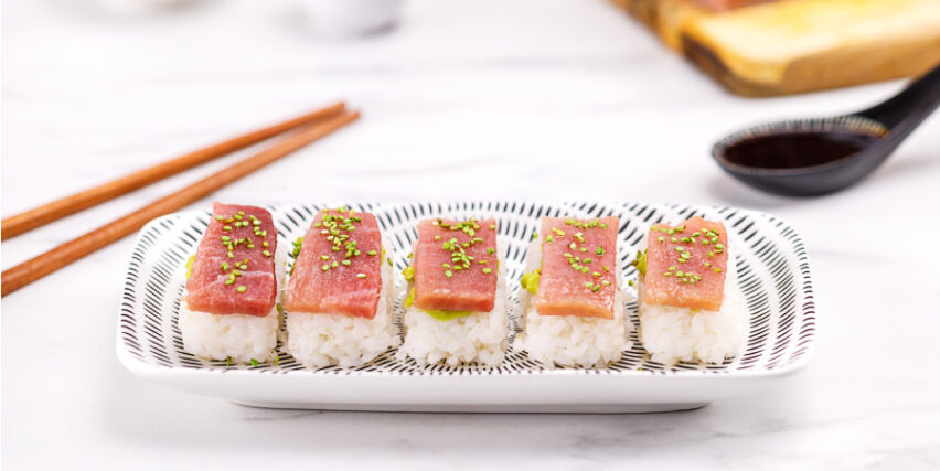 Nigiri con ventresca de atún rojo, aguacate y sésamo